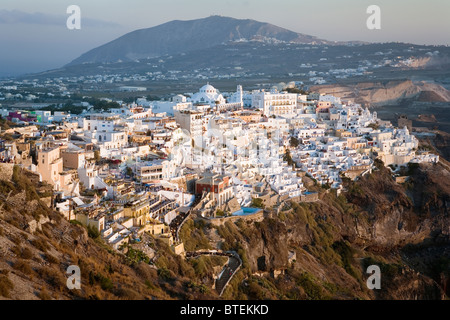 La ville de Fira au coucher du soleil, l'île de Santorin, Grèce Banque D'Images