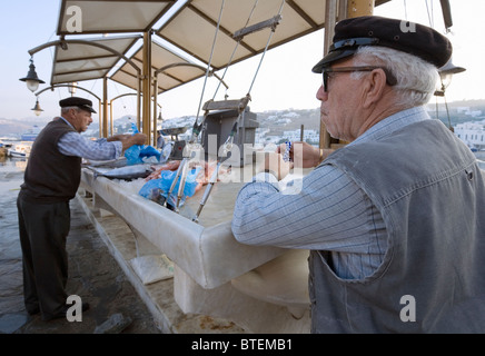 La ville de Mykonos, l'île de Mykonos, en Grèce. Les pêcheurs préparent leur stand sur le port, la vente de fruits de mer fraîchement pêchés Banque D'Images