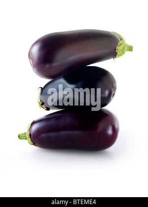 Uncut entier frais ou d'Aubergines Aubergines isolé sur fond blanc Banque D'Images