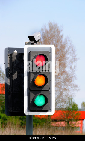 Feu orange vert rouge montrant les trois voyants à la fois Banque D'Images