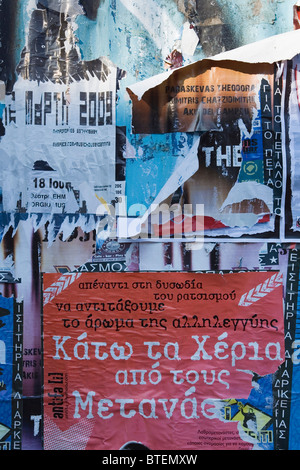 Epiros Ioannina Grèce Europe. Affiches déchirées sur mur de fer ondulé en milieu urbain street Banque D'Images