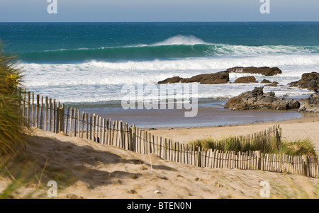 Surfez à Porthtowan beach, Cornwall, UK Banque D'Images