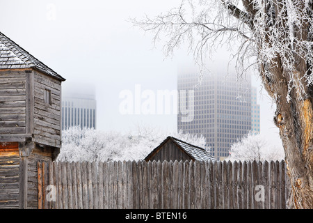 Le fort Gibraltar avec Winnipeg skyline en arrière-plan sur un jour d'hiver glacial, Winnipeg, Manitoba, Canada. Banque D'Images