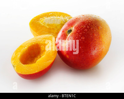 Toute fraîche et couper la mangue sur un fond blanc pour découper Banque D'Images