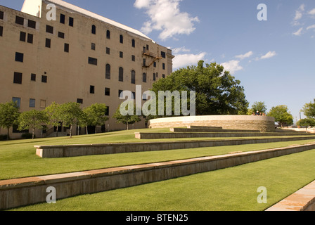 Arbre survivant à Oklahoma City National Memorial USA Banque D'Images