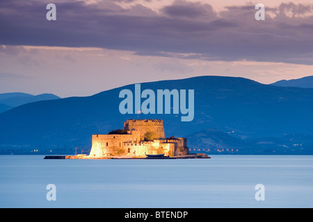 L'Argolide, Nauplie, PELOPPONNESE, GRÈCE, EUROPE. Forteresse Bourtzi, crépuscule, éclairé Banque D'Images