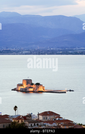 Nauplie, Grèce. Vue sur la vieille ville en direction de forteresse Bourtzi, coucher du soleil Banque D'Images