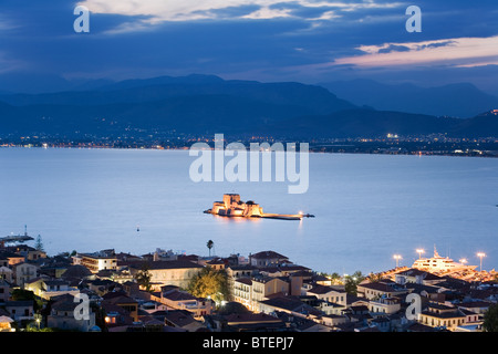 Vue sur la vieille ville et forteresse Bourtzi, Nauplie, Grèce, Europe. Crépuscule Banque D'Images