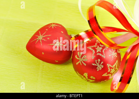 Deux boules de Noël sur fond vert. Banque D'Images