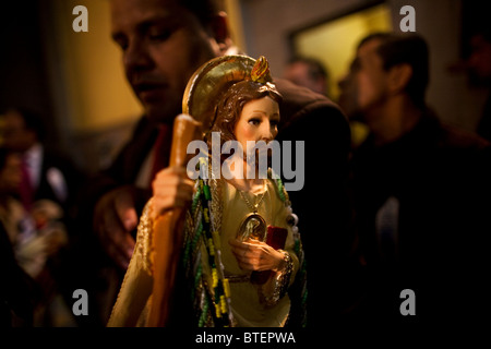 Un pèlerin est titulaire d'une sculpture de Saint Jude Thaddée lors d'une messe en l'église de San Hipolito à Mexico Banque D'Images