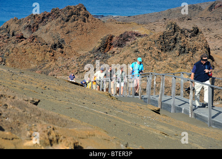 Personnes marchant sur un escalier en bois sur l'île de Bartolome, Galapagos, Equateur Banque D'Images