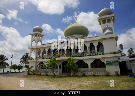 Le Aowalul Hidayah mosquée, par la mer dans la baie de Chalong, Phuket, Thailande. Banque D'Images