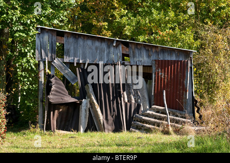 Old shed fabriqués à partir de bois et de la tôle ondulée - France. Banque D'Images