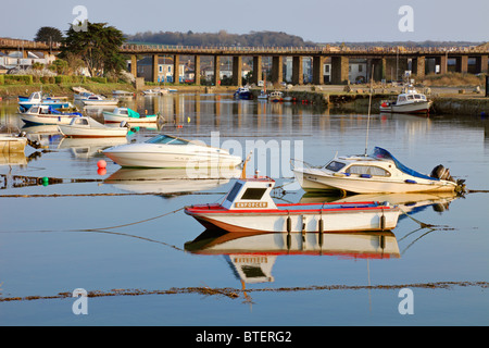 Bateaux sur la rivière à Hayle en Cornouailles à marée haute Banque D'Images