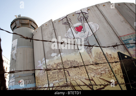 Le Graffiti couvre une partie de la barrière de séparation israélienne dans la ville cisjordanienne de Bethléem. Banque D'Images