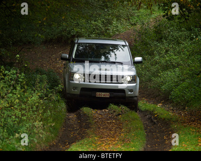 Range Rover Sport offroad conduite au domaine d'Arthey en Belgique Banque D'Images