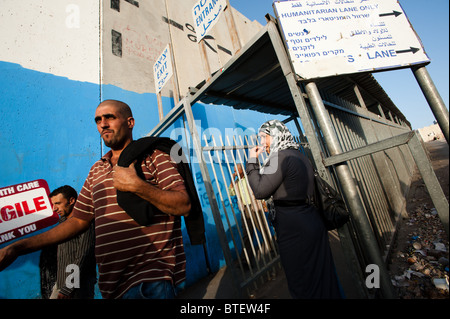 Les piétons passent par un poste de contrôle israélien au terminal le mur de séparation à Bethléem. Banque D'Images