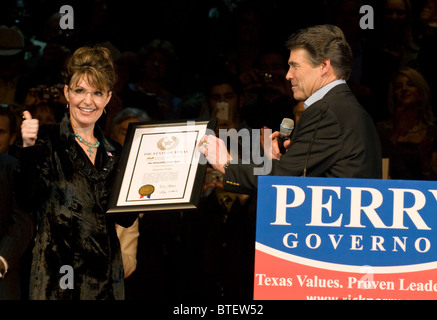 Ancien gouverneur de l'Alaska. Sarah Palin reçoit 'certificat' Texan honoraire de la Texas Gov. Rick Perry Perry au rallye de campagne Banque D'Images