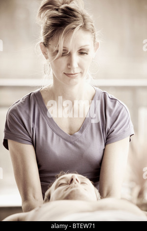 Femme donnant un homme un massage Hawaïen lomilomi holistique Banque D'Images