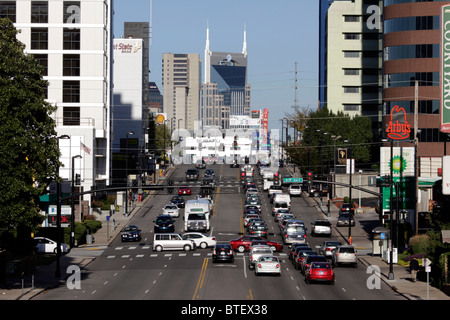 Trafic dans Nashville sur la route US 70 qui traverse la ville. Banque D'Images