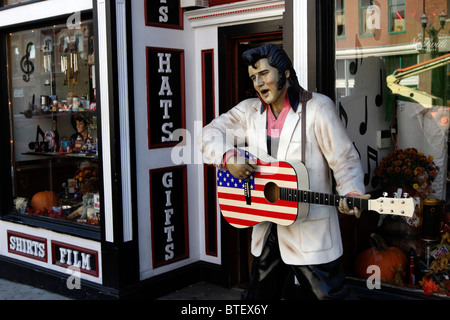 Une statue grandeur nature d'Elvis Presley orne la face d'une boutique sur Broadway, dans le quartier historique de Nashville. Banque D'Images