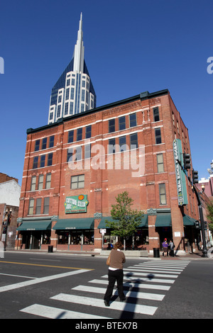 Bâtiment historique sur Broadway dans le centre de Nashville, avec l'AT&T moderne bâtiment de l'entreprise à l'arrière-plan. Banque D'Images