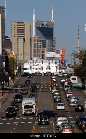 Trafic dans Nashville sur la route US 70 qui traverse la ville. Banque D'Images