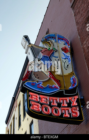 Betty Boots shop neaon signe sur Broadway, dans le quartier historique de Nashville. Banque D'Images