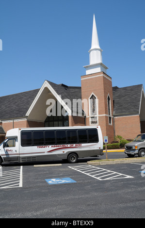 Bus en face de l'église Trinity Church de l'Assemblée de Dieu dans Lahnam, Maryland Banque D'Images