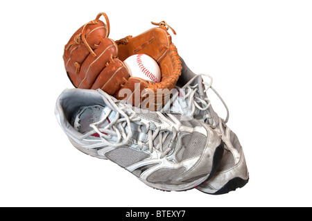 Vieilles chaussures avec le baseball en Gant isolé sur fond blanc avec chemin de détourage. Banque D'Images