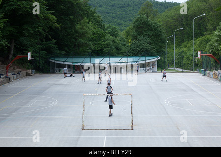 Jeu de football sur terrain de basket dans le parc Germia Pristina Kosovo Banque D'Images