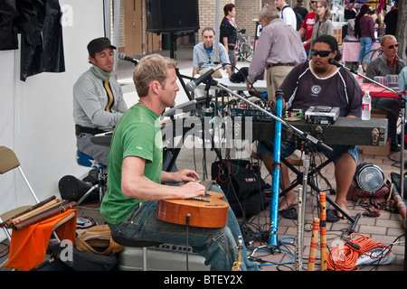 Groupe d'OKA à l'extérieur du Toronto Buskerfest, Canada Banque D'Images
