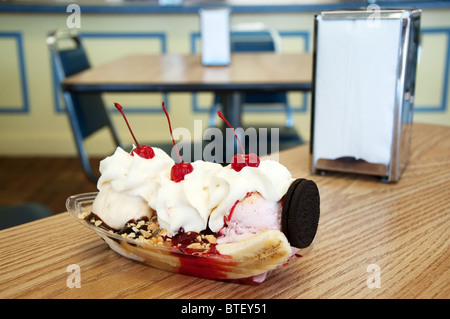 Banana split sur table de restaurant. Banque D'Images