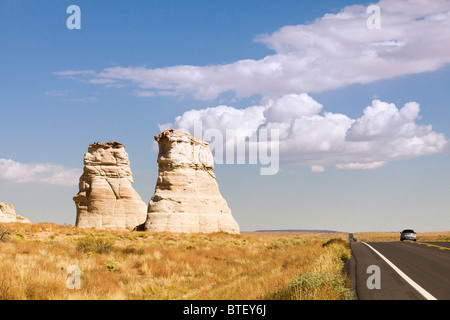 Les formations de grès roche sédimentaire debout à côté de l'autoroute - Arizona USA Banque D'Images