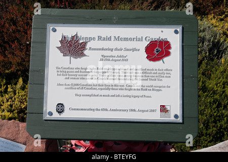 Plaque commémorative au raid de Dieppe Memorial Garden au National Memorial Arboretum, Alrewas, UK. Banque D'Images