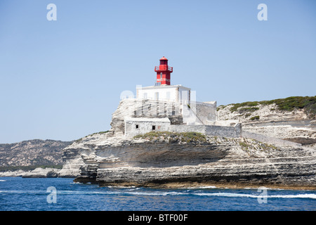 Le phare situé dans le détroit de Bonifacio. Banque D'Images