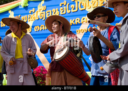 Un groupe de salsa est à jouer de la musique à la Loi Kratong festival à Chiang Mai, Thaïlande. Banque D'Images