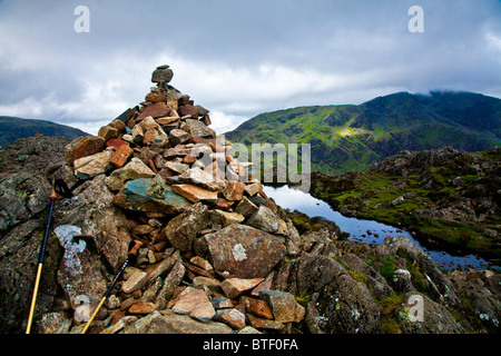Le cairn du sommet en haut de meules au Lake District, Cumbria, England, UK Banque D'Images