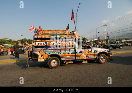 Un "Tap Tap" peint gaiement pick up truck cab à Port-au-Prince, capitale de Haïti. 'Tap Tap' signifie littéralement 'Recherche rapide Recherche rapide" sont souvent peints avec des noms ou des slogans religieux, connus pour leur décoration somptueuse, et plusieurs possèdent des couleurs sauvages, des portraits de personnes célèbres. Banque D'Images