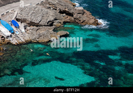 Couple swimming. Cala Carbo. Cala Sant Vicenç. L'île de Majorque. Espagne Banque D'Images