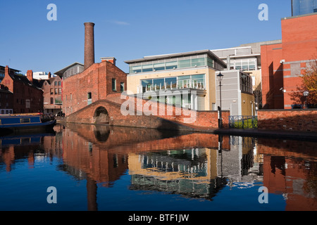Le canal et les bâtiments dans 'Rue' Gaz Birmingham UK Banque D'Images