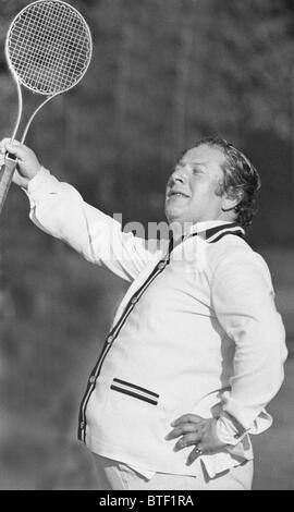 Un inapte à Peter Ustinov jouant un jeu de tennis tout en agissant au Festival de Théâtre de Chichester 1960 Banque D'Images