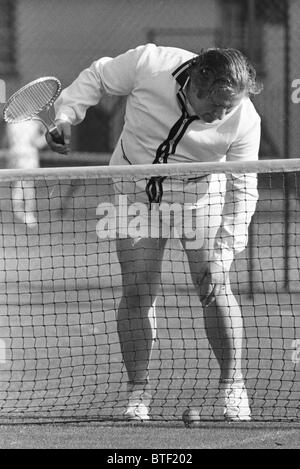 Un inapte à Peter Ustinov jouant un jeu de tennis tout en agissant au Festival de Théâtre de Chichester 1960 Banque D'Images