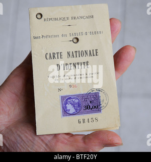 Ancienne carte nationale d'identité française délivrée dans des Sables d' Olonne en Vendée de France Banque D'Images
