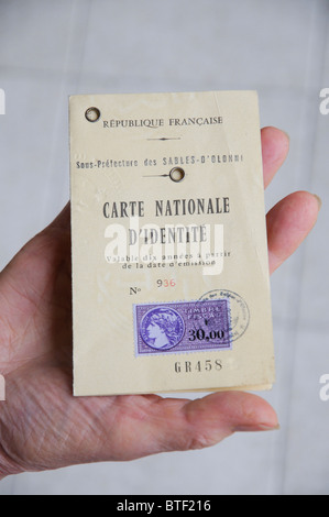 Ancienne carte nationale d'identité française délivrée dans des Sables d' Olonne en Vendée de France Banque D'Images