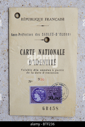 Ancienne carte nationale d'identité française délivrée dans des Sables d' Olonne en Vendée de France Banque D'Images