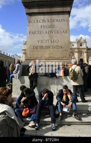 Les touristes célébrant la canonisation de sœur Mary Mackillop, Vatican, Rome, octobre 2010 Banque D'Images