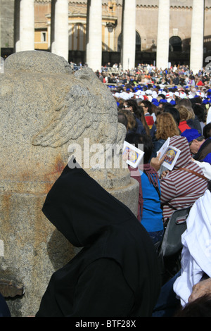 Les touristes célébrant la canonisation de sœur Mary Mackillop, Vatican, Rome, octobre 2010 Banque D'Images