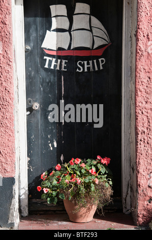 Image d'un voilier sur la porte de l'auberge de bateau, Fishguard, Pembrokeshire, Pays de Galles, Royaume-Uni Banque D'Images