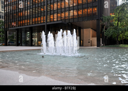 Seagram Building par Mies van der Rohe, New York. Le 1er International cadre en acier style gratte-ciel rideau de verre. Quatre Saisons Banque D'Images